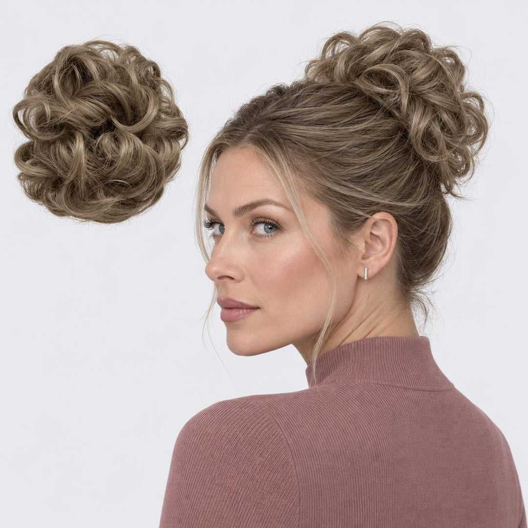 Tangled Scrunchie, sävy Ash Blonde – kihara hiuslisäke-nuttura, irrallaan ja mallin päässä
