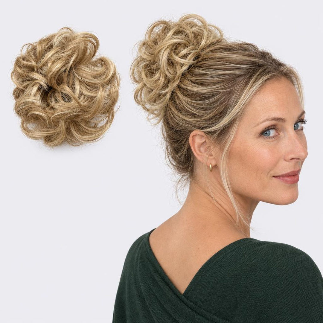 Tangled Scrunchie, sävy Blonde Mix – kihara hiuslisäke-nuttura, irrallaan ja mallin päässä