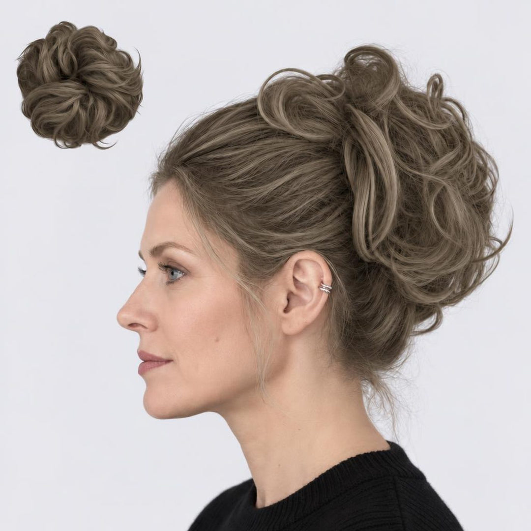 Tangled Scrunchie Luxe Length, sävy Ash Blonde – extra pitkä kihara hiuslisäke-nuttura, irrallaan ja mallin päässä
