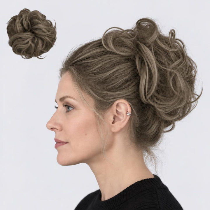 Tangled Scrunchie Luxe Length, sävy Ash Blonde – extra pitkä kihara hiuslisäke-nuttura, irrallaan ja mallin päässä