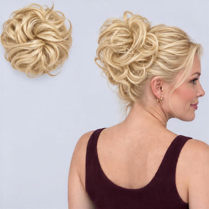 Tangled Scrunchie Luxe Length, sävy Blonde – extra pitkä kihara hiuslisäke-nuttura, irrallaan ja mallin päässä
