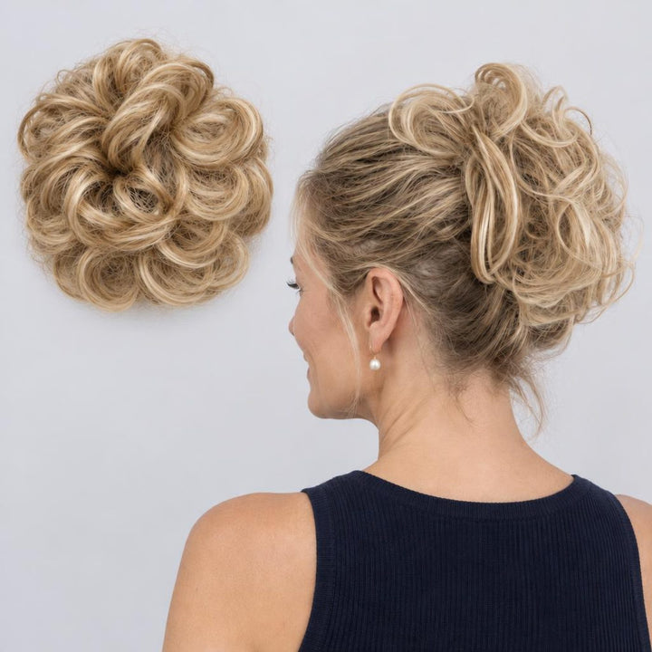 Tangled Scrunchie Luxe Length, sävy Blonde Mix – extra pitkä kihara hiuslisäke-nuttura, irrallaan ja mallin päässä