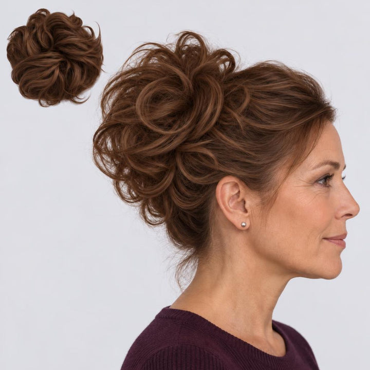Tangled Scrunchie Luxe Length, sävy Brown – extra pitkä kihara hiuslisäke-nuttura, irrallaan ja mallin päässä