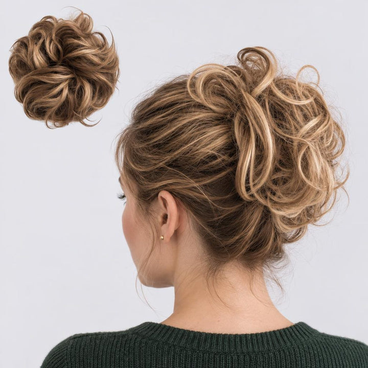 Tangled Scrunchie Luxe Length, sävy Brown Mix – extra pitkä kihara hiuslisäke-nuttura, irrallaan ja mallin päässä