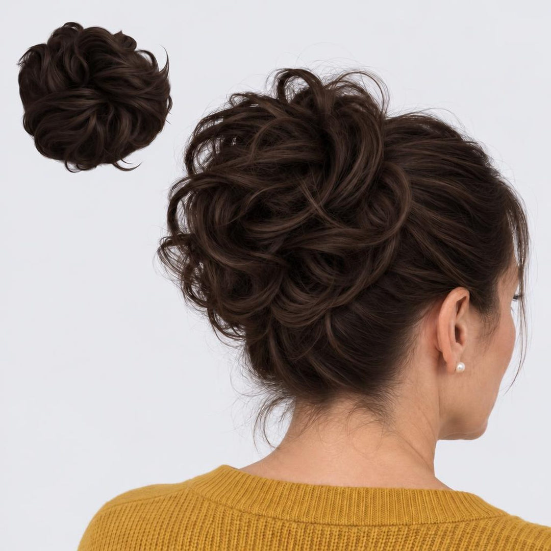Tangled Scrunchie Luxe Length, sävy Dark Brown – extra pitkä kihara hiuslisäke-nuttura, irrallaan ja mallin päässä