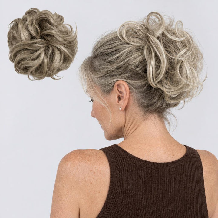 Tangled Scrunchie Luxe Length, sävy Grey Blonde – extra pitkä kihara hiuslisäke-nuttura, irrallaan ja mallin päässä