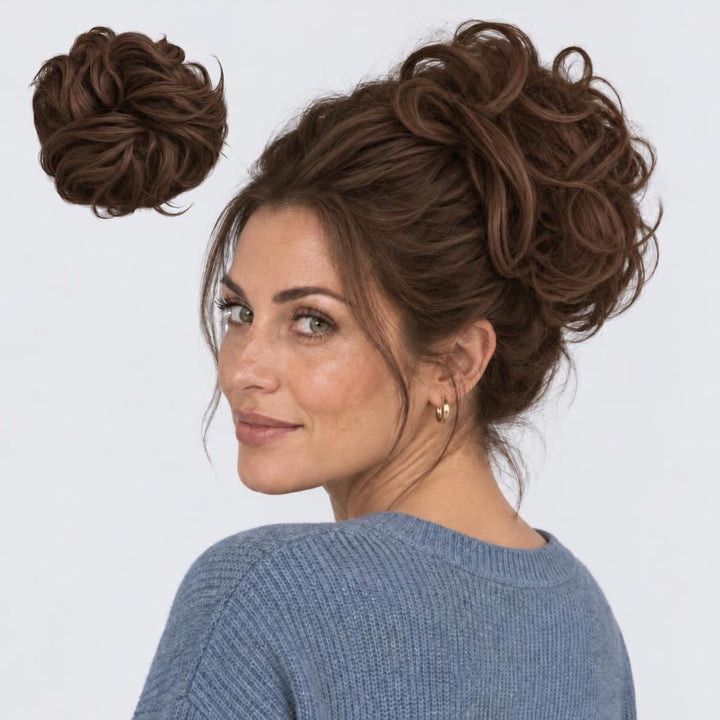 Tangled Scrunchie Luxe Length, sävy Mocha – extra pitkä kihara hiuslisäke-nuttura, irrallaan ja mallin päässä