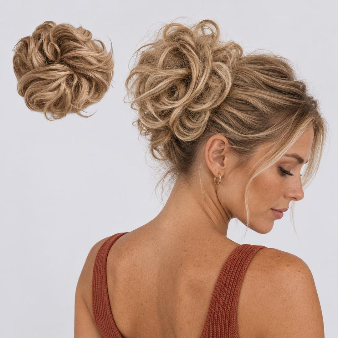 Tangled Scrunchie Luxe Length, sävy Sandy Blonde – extra pitkä kihara hiuslisäke-nuttura, irrallaan ja mallin päässä