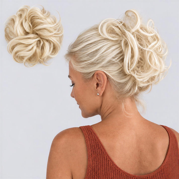 Tangled Scrunchie Luxe Length, sävy Summer Blonde – extra pitkä kihara hiuslisäke-nuttura, irrallaan ja mallin päässä