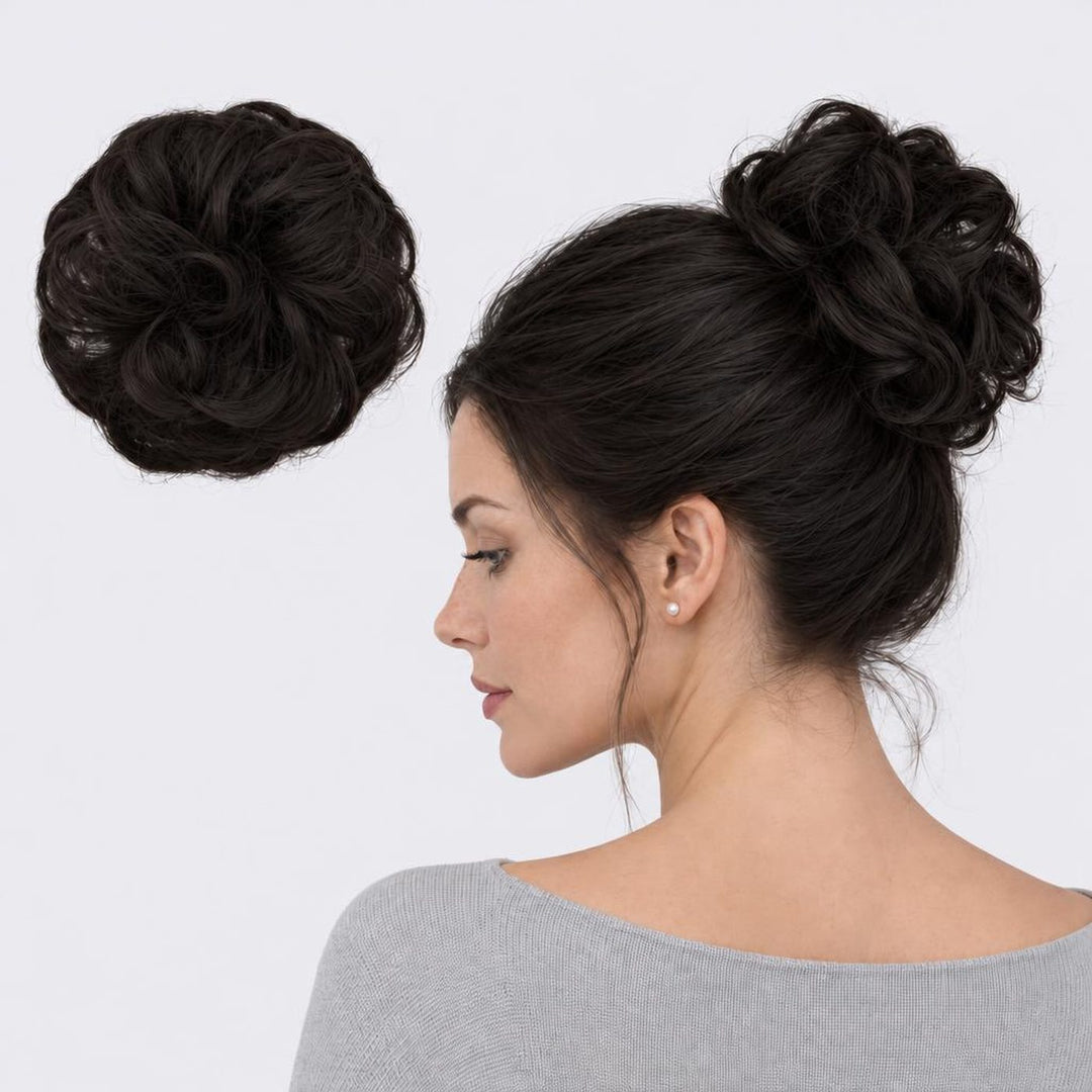 Tangled Scrunchie, sävy Midnight Brown – kihara hiuslisäke-nuttura, irrallaan ja mallin päässä