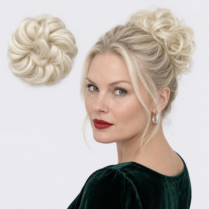 Tangled Scrunchie, sävy Platinum – kihara hiuslisäke-nuttura, irrallaan ja mallin päässä