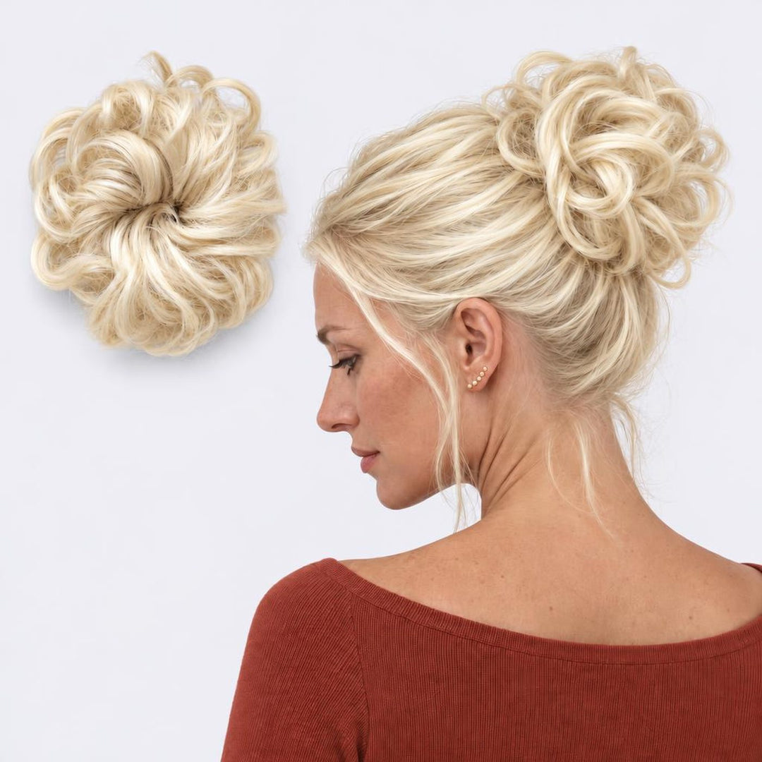 Tangled Scrunchie, sävy Summer Blonde – kihara hiuslisäke-nuttura, irrallaan ja mallin päässä