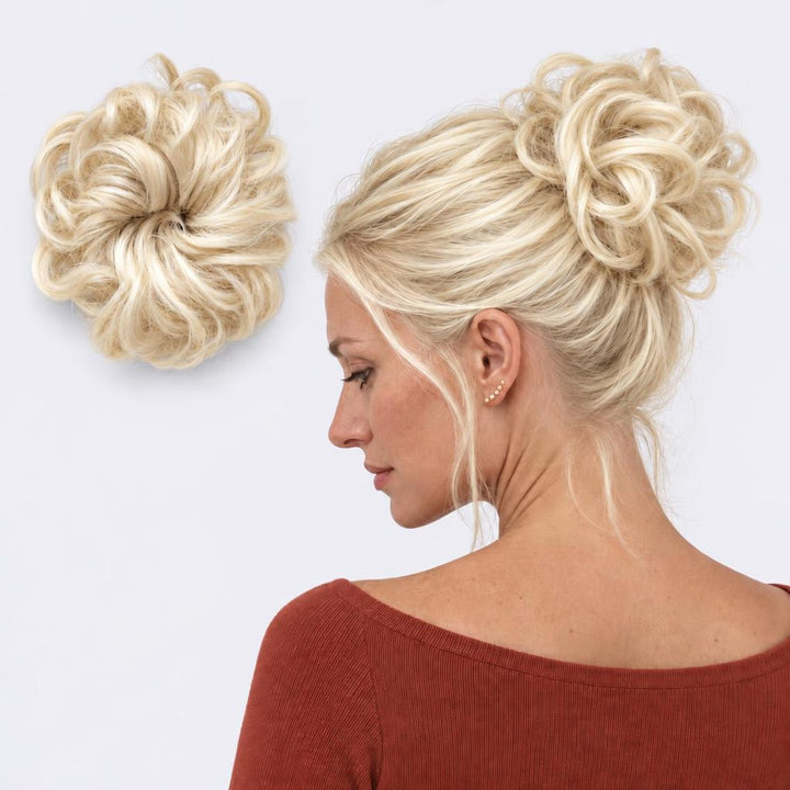 Tangled Scrunchie, sävy Summer Blonde – kihara hiuslisäke-nuttura, irrallaan ja mallin päässä