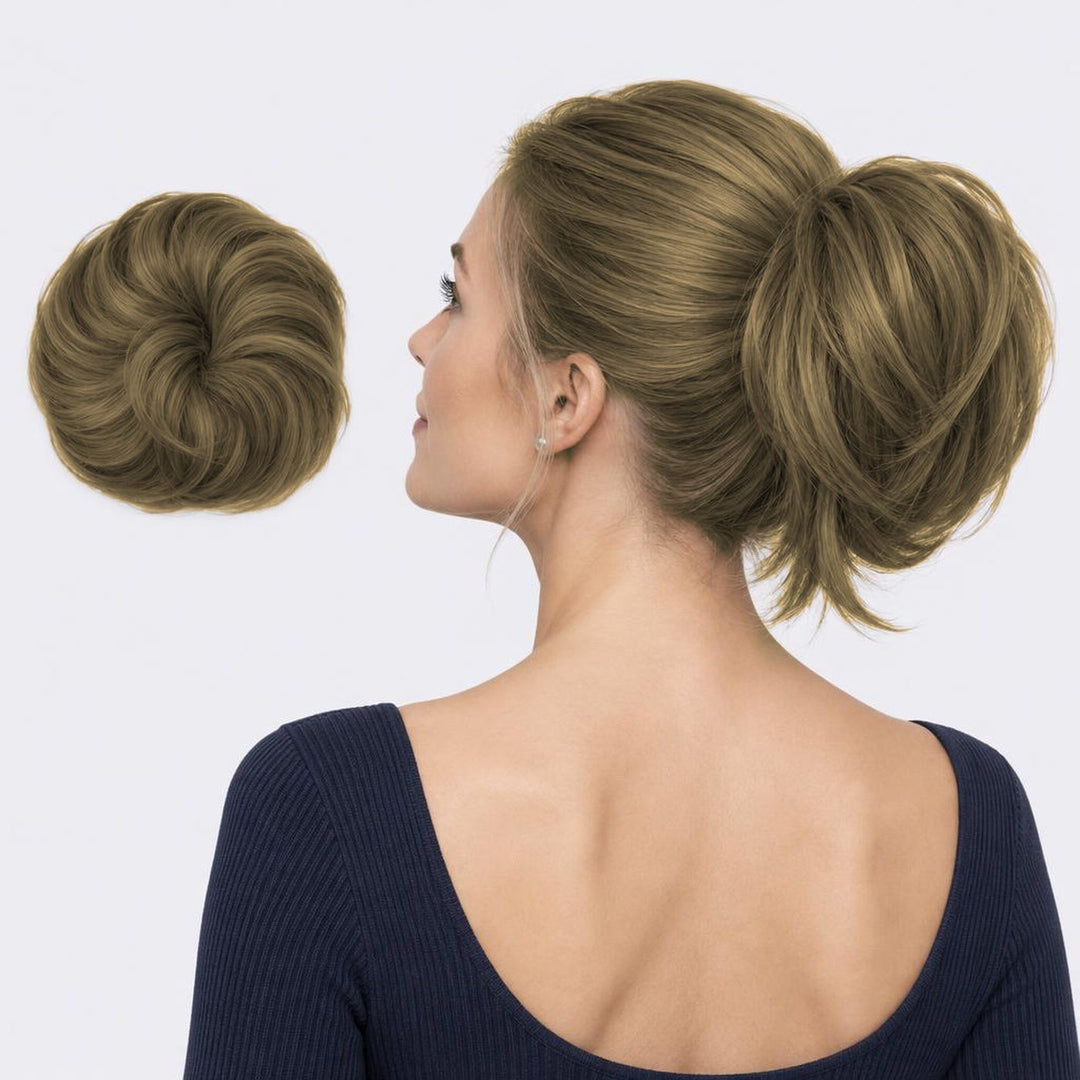 Tangled Straight Scrunchie, sävy Ash Blonde – suora hiuslisäke-nuttura, irrallaan ja mallin päässä