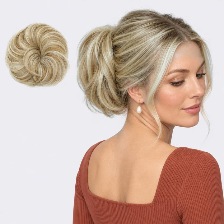 Tangled Straight Scrunchie, sävy Blonde Mix – suora hiuslisäke-nuttura, irrallaan ja mallin päässä