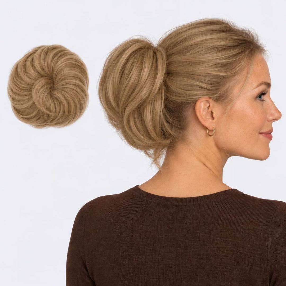 Tangled Straight Scrunchie, sävy Sandy Blonde – suora hiuslisäke-nuttura, irrallaan ja mallin päässä