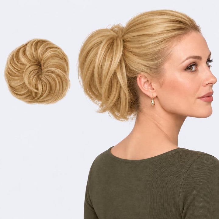 Tangled Straight Scrunchie, sävy Warm Blonde – suora hiuslisäke-nuttura, irrallaan ja mallin päässä